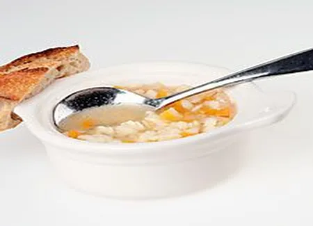 Bouillon de poulet et nouilles dhiver