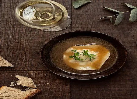 Bouillon de volaille, ravioles, persil