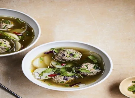 Boulettes d'agneau et bouillon de topinambours