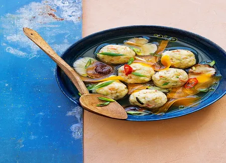 Boulettes de crevettes pochées dans un bouillon thaï