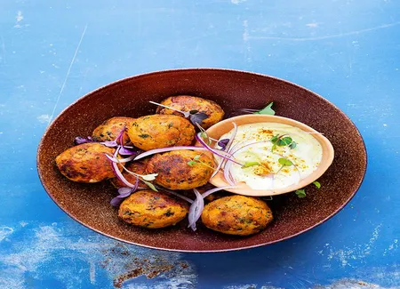 Boulettes de lentilles corail et patate douce, sauce yaourt au curry