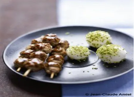 Boulettes de porc caramélisées, riz au sésame vert