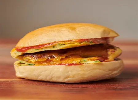 Breakfast sandwich à l'omelette, saucisse et cheddar