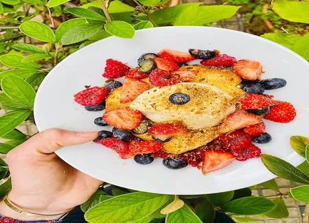 Brioche glacée et fruits rouges