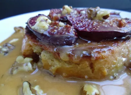 Brioche perdue aux figues, sauce caramel au miel et noix
