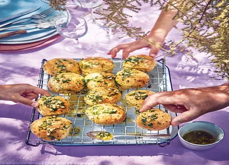 Brioches à l'ail et aux herbes