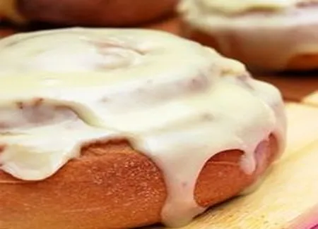 Brioches aux amandes, glaçage crémeux à l'orange
