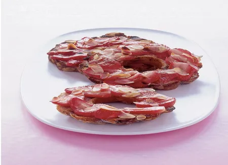 Brioches dorées aux fraises et au beurre salé
