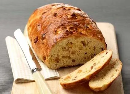 Brioches pommes, raisins et noisettes