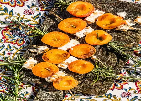 Brochettes d'abricots, nougat et romarin