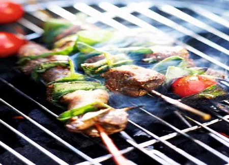 Brochettes d'agneau et saucisses à la sauge