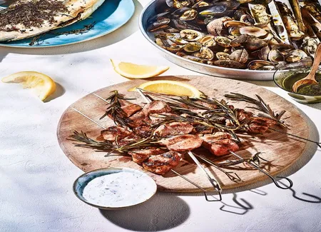 Brochettes d'agneau, sauce au yaourt grec