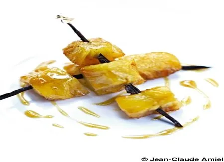 Brochettes d'ananas caramélisé sur un bâton de vanille