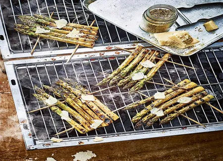 Brochettes d'asperges grillées, sésame, et parmesan