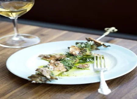 Brochettes de bulots et pommes de terre confites, salsa verde