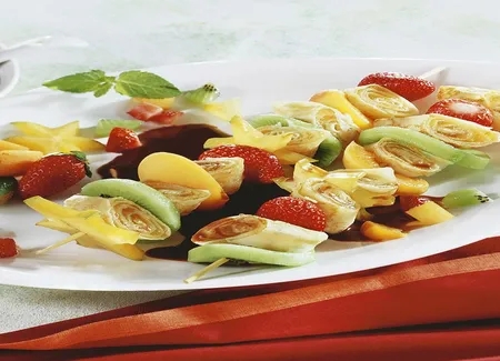 Brochettes de crêpes et de fruits au chocolat