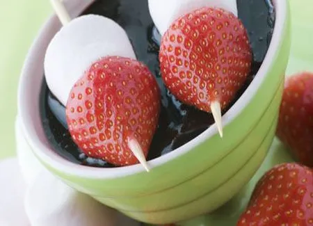 Brochettes de fraises-chamallow au chocolat