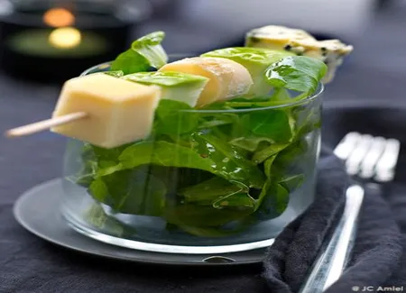 Brochettes de fromage et mâche