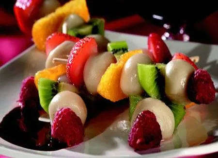 Brochettes de fruits de saison au floc de gascogne