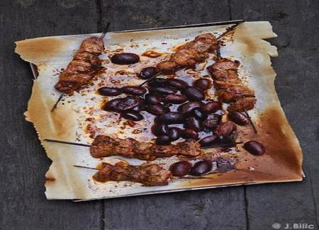 Brochettes de gigot et haricots violets