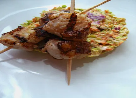 Brochettes de lotte aux épices douces et coleslaw de chou de bruxelles et dattes