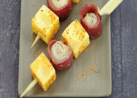 Brochettes de magret de canard, emmental et petits oignons