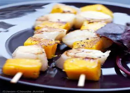 Brochettes de mangue et saint-jacques, mesclun en vinaigrette balsamique