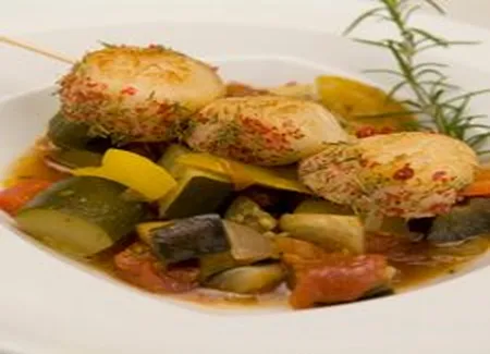 Brochettes de pétoncles rôtis au poivre rose