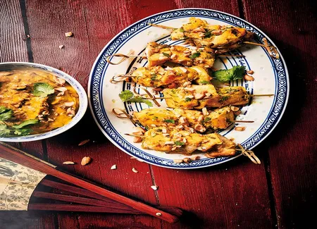 Brochettes de poulet, lait de coco et sauce satay