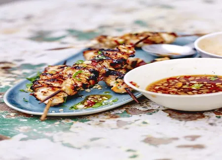 Brochettes de poulet satay, sauce aux cacahuètes et sauce pimentée