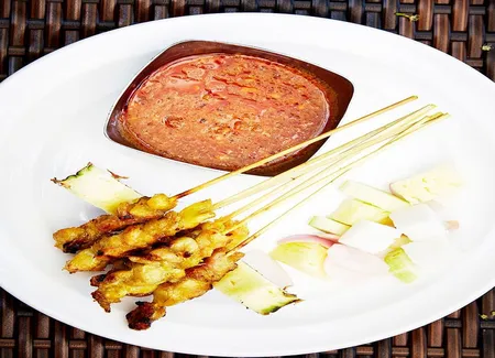 Brochettes de poulet sauce satay aux cacahuètes