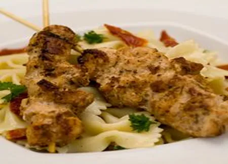 Brochettes de poulet sur farfalle aux tomates séchées