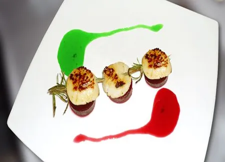 Brochettes de saint-jacques en romarin sur pilotis de betteraves, vinaigrette aux deux jus