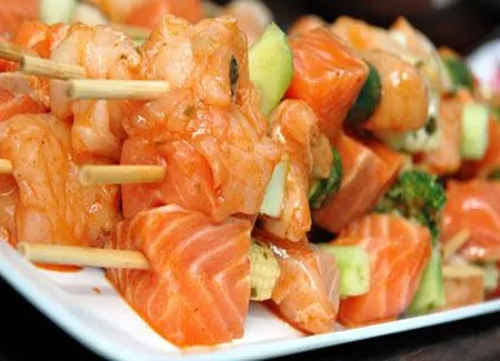 Brochettes de saumon fumé, crevettes et calmars au piment