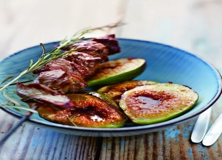 Brochettes et figues rôties