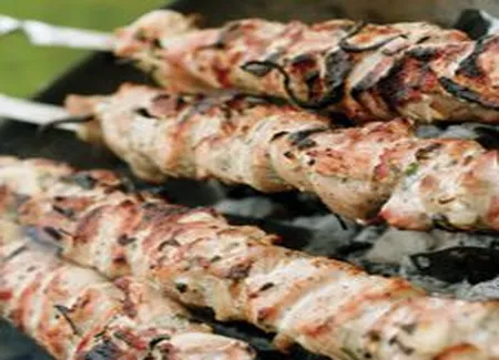 Brochettes marinées de porc bbq