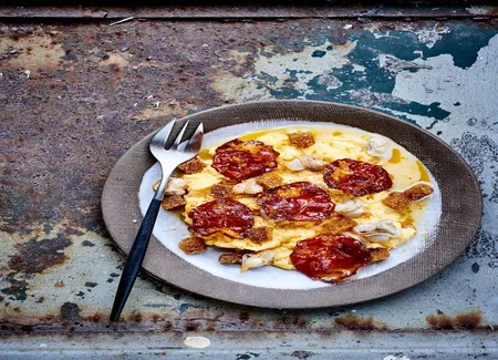 Brouillade d'oeufs, chorizo et coques