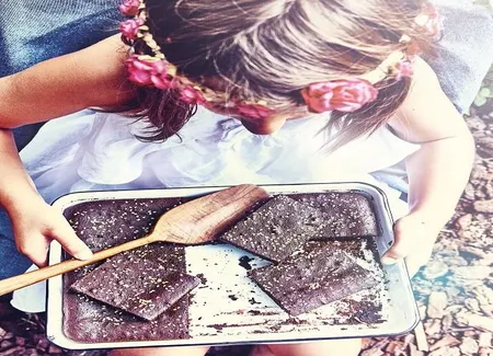 Brownies chocolat noir, miso blanc et graines de sésame