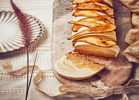Bûche glacée à la poire et à la cardamome, biscuit de pain d'épices