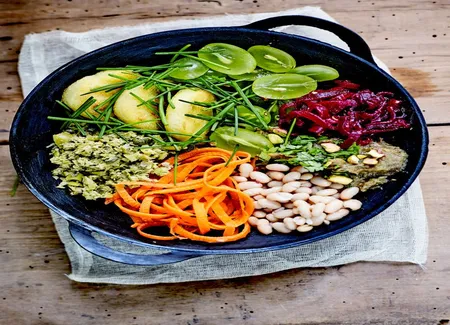Buddha bowl palets de polenta, haricots blancs et purée d'aubergine