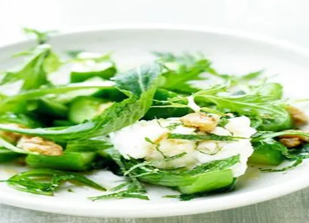 Concombre au wok et chevre en salade