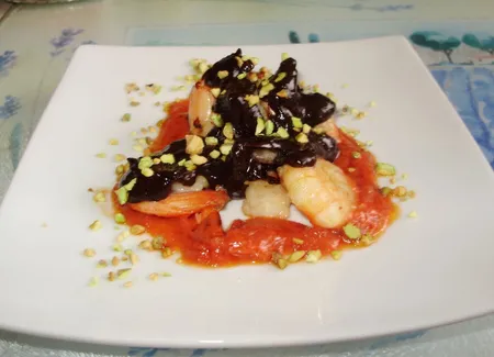 Crevette rose sauce chocolat, amandes grillées et éclat de pistache.