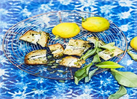 Cake au chèvre, citron confit et graines
