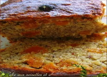 Cake au miel, abricots et noisettes
