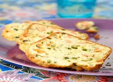 Cake au saumon fumé et petits pois