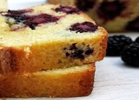 Cake aux mûres et à la violette
