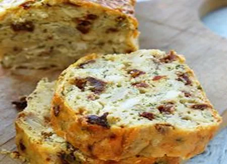 Cake aux poulet, tomates séchées et vin rosé
