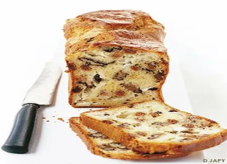 Cake chèvre-noix-raisins