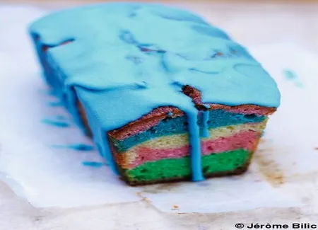 Cake multicolore, glaçage bleu
