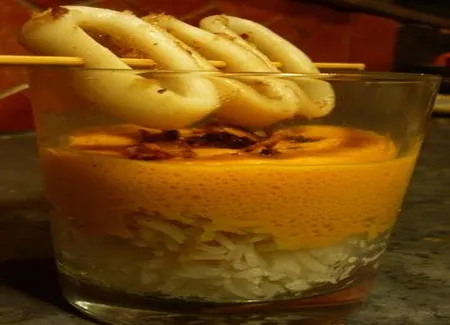 Calamars légèrement revenus, accompagnés d'un espuma léger aux saveurs provençales.